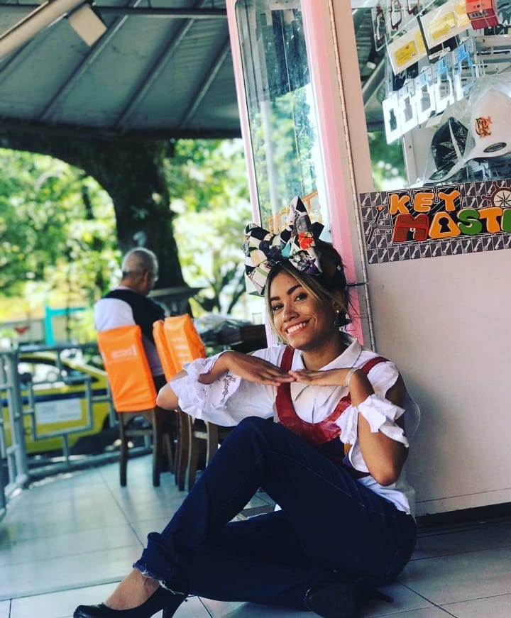 Projeto de editorial para a revista Ela, com conceito criativo inspirado no pós-Carnaval e em elementos de parques de diversão.