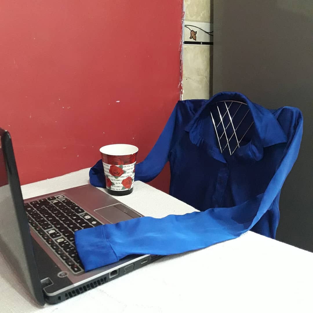 Flat lay criativo com tema home office, explorando a rotina de trabalho em casa durante o período da pandemia através de uma composição visual conceitual.