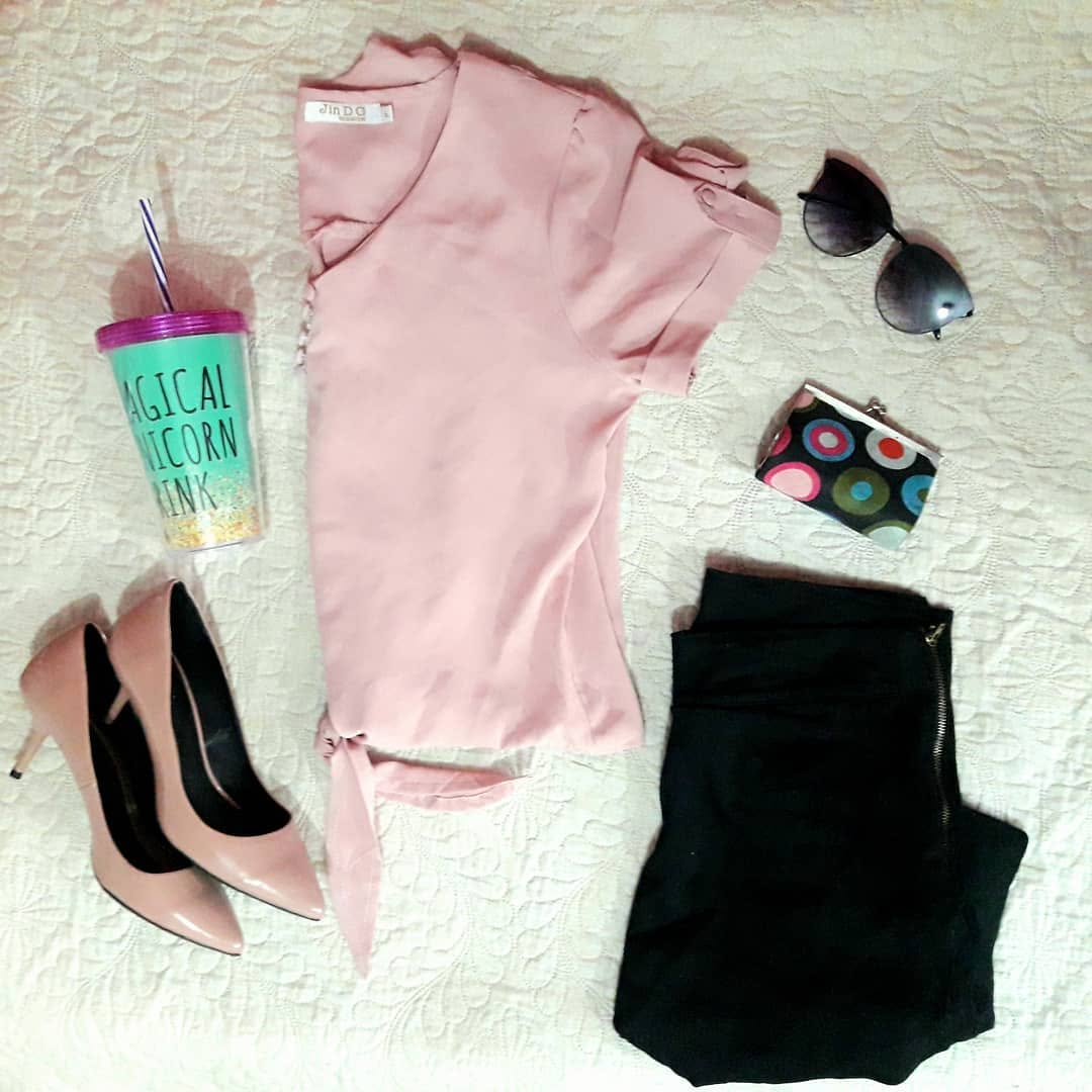 Flatlay individual inspirado em um passeio no shopping entre amigas.