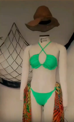 Projeto de Visual Merchandising para moda praia da marca Salinas, com o tema férias, explorando uma ambientação leve, tropical e inspirada no lifestyle praiano.